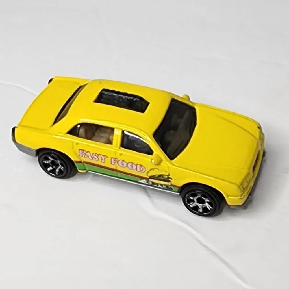 HOT WHEELS  2002 TAXI CAB FAST FOOD 1/64 SCALE NEAR MINT CONDITION